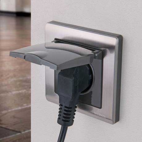 Розетка влагозащ. с зазем. с защит. крышкой и шторками (глянцевый никель) Werkel W1171202