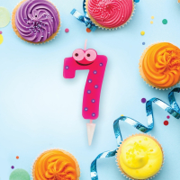 Нарушена упаковка!  <302464> Свеча-цифра для торта "7" "С глазками", 6 см, ЗОЛОТАЯ СКАЗКА, с держателем, в блистере, 591410 (591410)